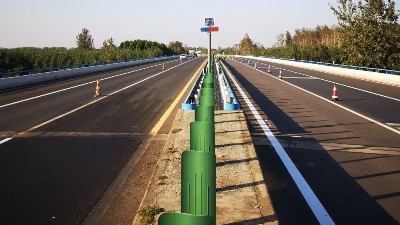 影響熱熔道路標(biāo)線涂料市場(chǎng)價(jià)格差異的核心因素解析