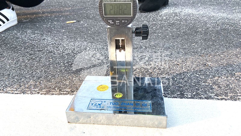 熱熔標線涂料施工遇路面縫隙大怎么辦？專業(yè)解決方案來了