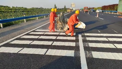 高速標(biāo)線施工常見(jiàn)問(wèn)題解析：3分鐘掌握專(zhuān)業(yè)解決方案