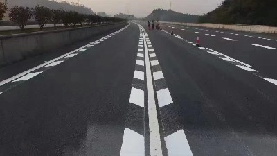 標(biāo)準(zhǔn)化生產(chǎn)流程支持定制化需求，熱熔標(biāo)線涂料工廠快速響應(yīng)市場(chǎng)