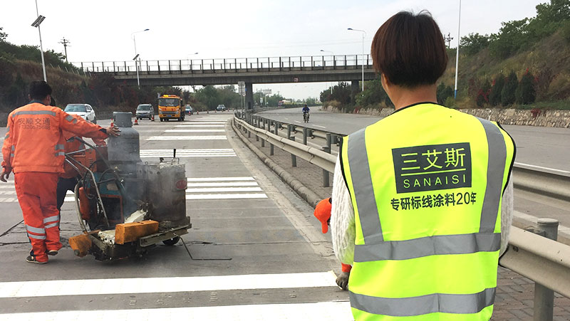 熱熔標線涂料施工遇路面不平怎么辦？專業(yè)解決方案
