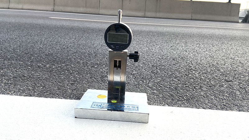 熱熔標(biāo)線涂料,路面破爛不平,熱熔標(biāo)線涂料施工