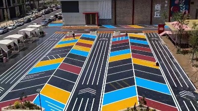<i style='color:red'>彩色防滑路面</i>應用場景全覽：適用于路口、天橋、社區(qū)道路的解決方案