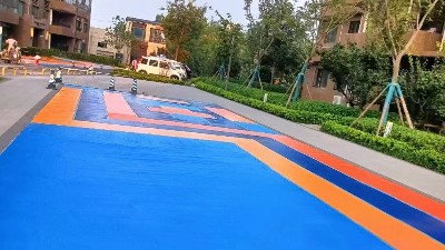 <i style='color:red'>彩色防滑路面</i>標準施工工藝：從清潔路面到撒布顆粒的完整流程