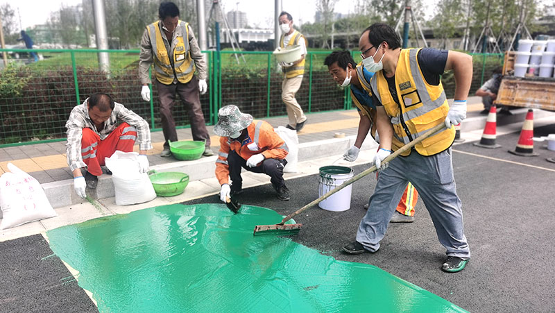 道路劃線公司教你如何解決彩色透水路面起灰的問題