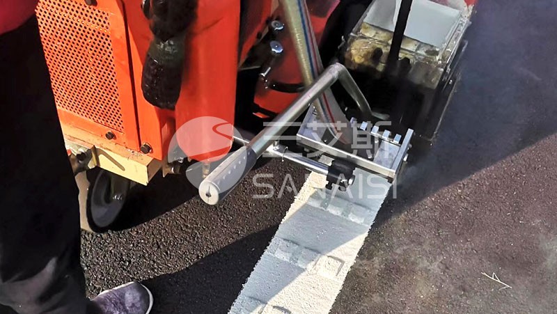 熱熔標(biāo)線涂料施工標(biāo)線過厚出現(xiàn)逆反值低問題