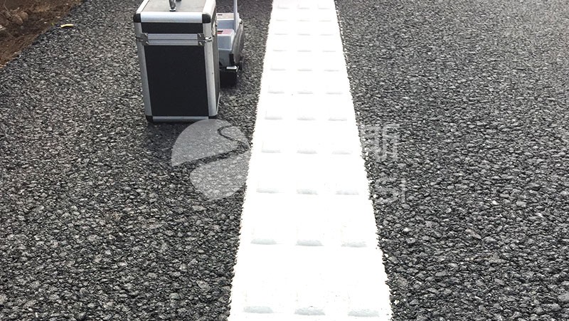 從施工到驗收：熱熔標(biāo)線涂料<i style='color:red'>玻璃珠</i>撒布質(zhì)量控制要點