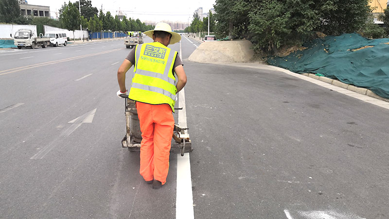 熱熔標(biāo)線涂料在熔料過(guò)程中注意事項(xiàng)