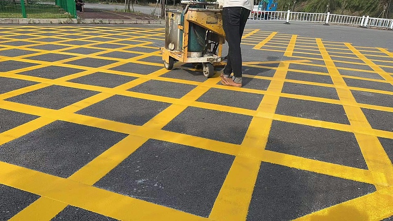 道路安全升級(jí)：功能性防滑涂料與傳統(tǒng)標(biāo)線(xiàn)材料的核心差異解析