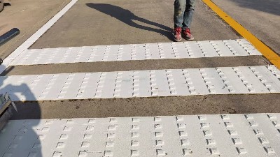 道路安全升級：功能性防滑涂料與傳統(tǒng)標(biāo)線材料的核心差異解析