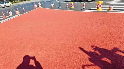 <i style='color:red'>彩色防滑路面</i>優(yōu)勢：高防滑性能與醒目警示效果的雙重保障